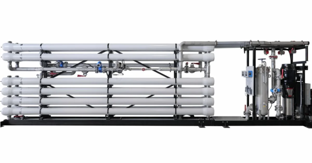 Reverse osmosis filtration system with multiple cylindrical membrane units.